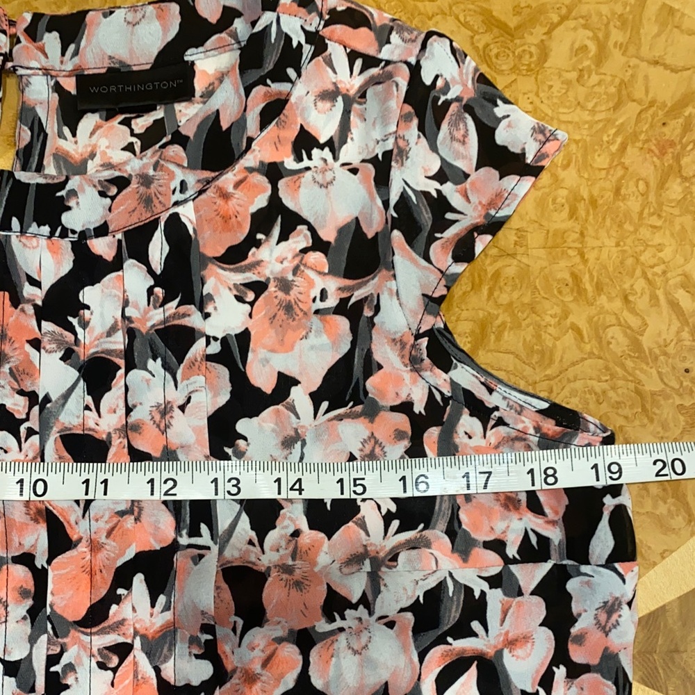 5/$50 Worthington Black and Coral Floral Cap Sleeve Blouse Size Medium - Picture 7 of 10